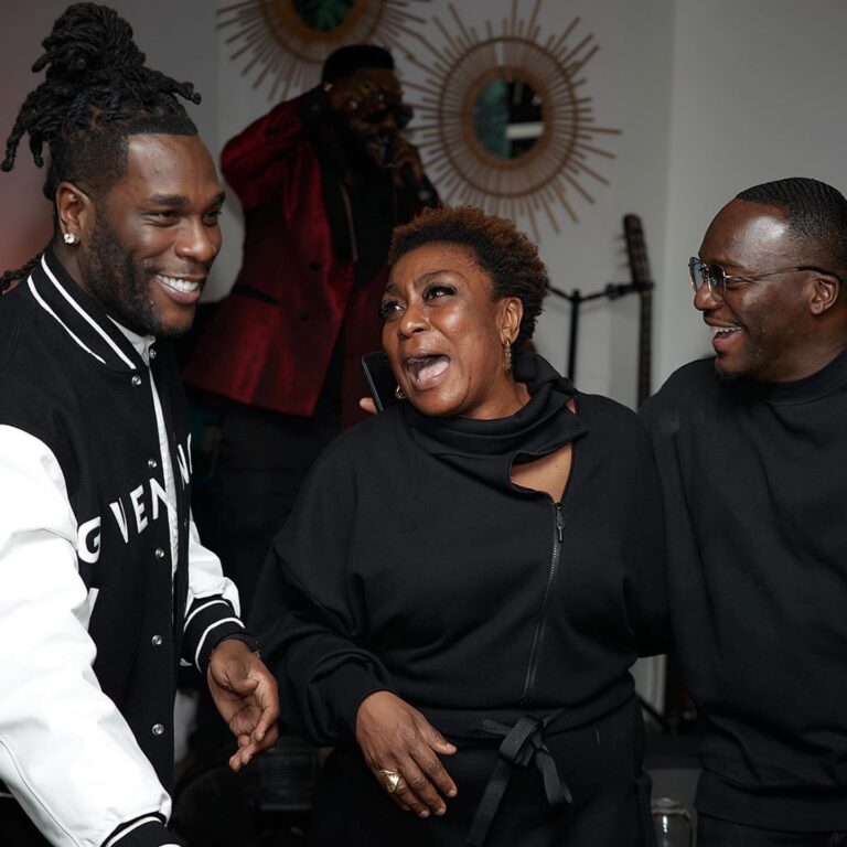 Groupe d'amis en soirée au restaurant africain Le Maasaï, Paris 13
