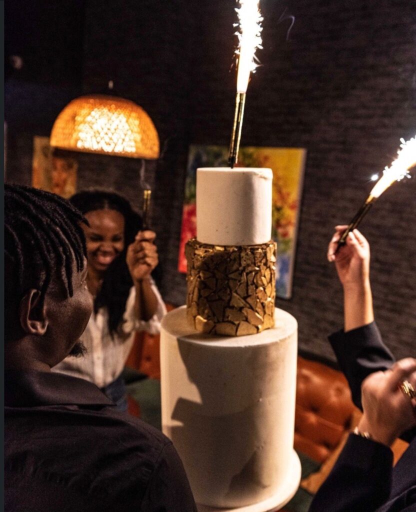 Gâteau d'anniversaire et bougies étincelantes lors d'une soirée au restaurant africain Le Maasaï, Paris 13